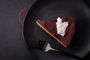 Stück von köstlich Süss Schokolade Kuchen mit Schwamm Kuchen und Sahne foto