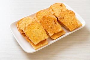 gebackenes knuspriges Brot mit Butter und Zucker foto