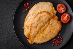 köstlich angeschlagen Hähnchen Brust Koteletts mit Salz, Gewürze und Kräuter foto