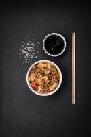 köstlich asiatisch Gericht Udon mit heiß Pfeffer, Grün Bohnen, Gewürze und Kräuter foto