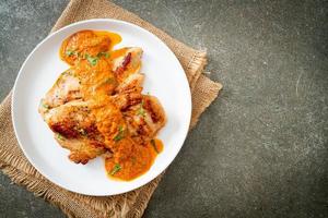 gegrilltes Hühnersteak mit roter Currysauce