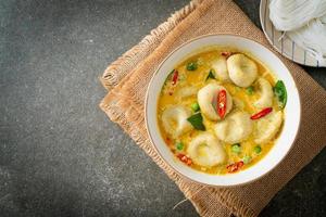 grüne Currysuppe mit Fischbällchen