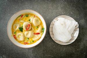 grüne Currysuppe mit Fischbällchen