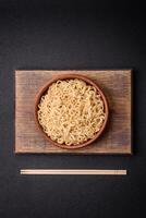 köstlich asiatisch Küche Gericht mit Reis Nudeln, Pfeffer, Pilze und Gewürze foto