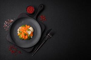 köstlich frisch Gemüse Brokkoli, Blumenkohl, Möhren gedämpft mit Salz- und Gewürze foto