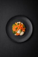 köstlich frisch Gemüse Brokkoli, Blumenkohl, Möhren gedämpft mit Salz- und Gewürze foto