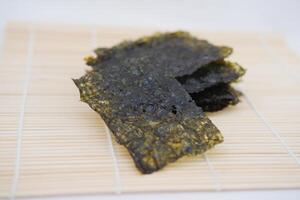 getrocknet Seetang auf ein Bambus. japanisch Essen foto