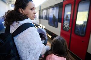 Menschen Einsteigen Zug auf das Eisenbahn Bahnhof Plattform foto