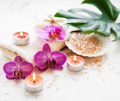 natürliche Spa-Zutaten mit Orchideenblüten