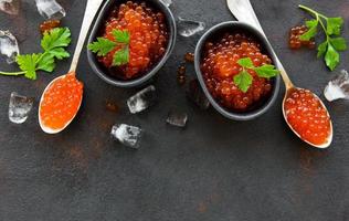 roter Kaviar auf schwarzem Hintergrund foto
