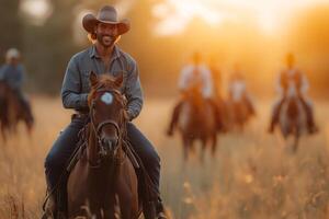 ai generiert glücklich Cowboy auf zu Pferd, Reiten durch öffnen Felder , verkörpern Western Abenteuer. foto