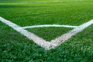 ai generiert ein Fußball Feld mit ein Weiß Linie Markierung das Ecke von das Feld. foto