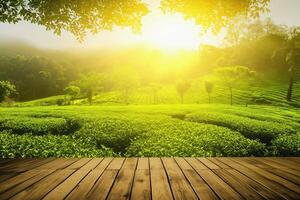 ai generiert Holz Fußboden auf Grün Tee Blatt Plantage im Morgen, verschwommen Hintergrund. frisch Grün Tee Blätter. Grün Tee Plantagen Sonnenaufgang. Frische organisch Tee Garten Hintergrund. foto