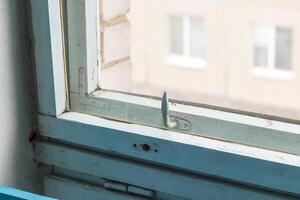 Schuss von das alt hölzern Fenster im das Sowjet Epoche Gang im das Gebäude. Konzept foto