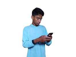 Clever jung asiatisch Mann glücklich wann mit Clever Telefon isoliert Weiß Hintergrund foto