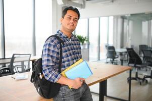 indisch männlich Schüler beim das Universität foto