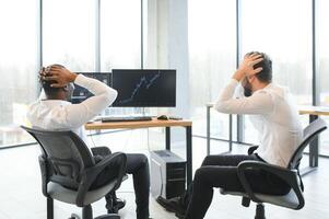 zwei zuversichtlich Geschäftsleute, finanziell Analysten oder Investition Berater Sitzung beim Büro Schreibtisch foto