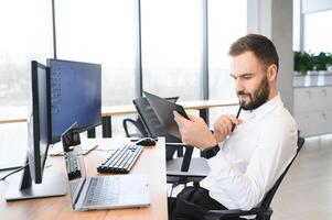 finanziell Analysten und Tag Händler Arbeiten auf ein Computers mit Multi-Monitor Arbeitsplätze mit Echtzeit Aktien, Waren und Austausch Markt Diagramme foto