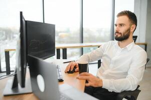 finanziell Analysten und Tag Händler Arbeiten auf ein Computers mit Multi-Monitor Arbeitsplätze mit Echtzeit Aktien, Waren und Austausch Markt Diagramme foto