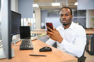 afrikanisch amerikanisch Händler funktioniert beim Computer mit angezeigt Echtzeit Bestände foto