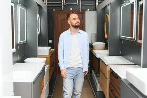 Mann wählen Badezimmer sinken und Utensilien zum seine Zuhause foto