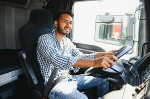 glücklich Fachmann LKW Treiber Fahren seine LKW. Kopieren Raum. foto