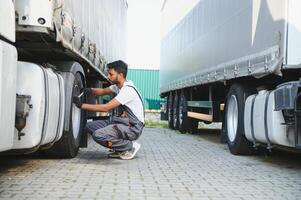 indisch Mechaniker schraubt ab Rad LKW pneumatisch Schlüssel foto