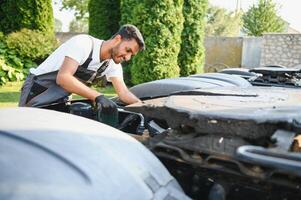 Mann im Uniform. LKW Reparatur. Auto Fehlfunktion foto