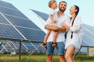 das Konzept von Grün Energie. glücklich Familie Gehen und haben Spaß im Solar- Panel Feld. Grün Energie. foto