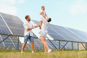 glücklich Familie in der Nähe von Solar- Tafeln. Alternative Energie Quelle foto