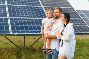 glücklich Familie in der Nähe von Solar- Tafeln. Alternative Energie Quelle foto