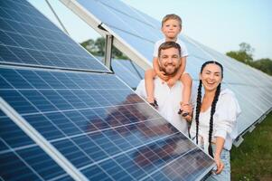 glücklich Familie in der Nähe von Solar- Tafeln. Alternative Energie Quelle foto