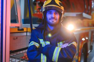 Feuerwehrleute Mann im ein schützend passen in der Nähe von Feuer LKW. Schutz, Rettung von Achtung. Feuer Bahnhof foto