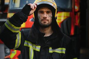 Feuerwehrmann ruht nach Kampf ein Haus Feuer foto