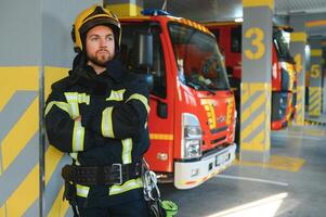 Foto von Feuerwehrmann mit Gas Maske und Helm in der Nähe von Feuer Motor