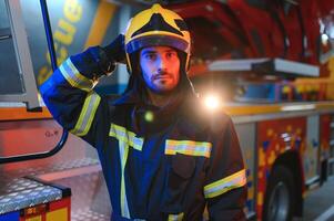 Porträt von männlich Feuerwehrmann im Uniform beim Feuer Bahnhof foto