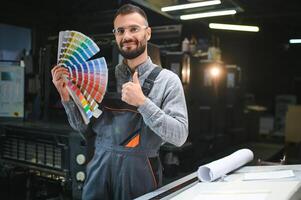 Drucken Haus, experimentiert Techniker funktioniert auf uv Drucker. Produktion Arbeit foto