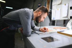 Drucken Haus Innere mit modern Versatz drucken Maschine und Operator im Arbeiten Uniform Überprüfung Qualität und steuern Prozess von drucken foto