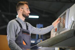 Porträt von ein Drucken Haus Arbeiter foto