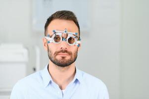 Augenheilkunde Konzept. männlich geduldig unter Auge Vision Untersuchung im Sehvermögen ophthalmologische Korrektur Klinik foto