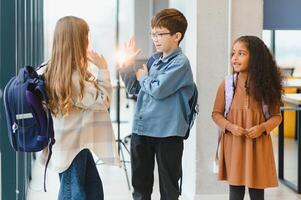 Porträt von Kinder Stehen im elementar Schule Flur foto