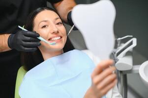 Arzt Prüfung Patienten Zähne, Nahaufnahme. kosmetisch Zahnheilkunde foto
