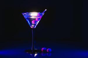 trinken Martini. Martini mit Oliven auf ein schwarz Tisch. kostenlos Raum zum Text. foto