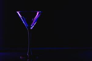 Silhouette von Martini Glas auf schwarz Hintergrund foto