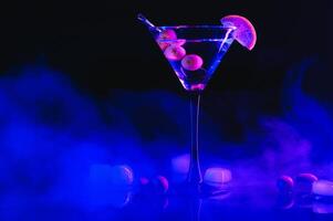 trinken Martini. Martini mit Oliven auf ein schwarz Tisch. kostenlos Raum zum Text. foto