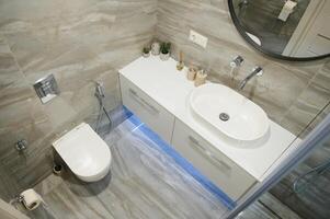 sauber Toilette Schüssel im Hotel Badezimmer Innere Dekoration foto
