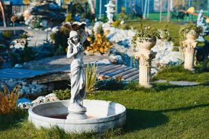 Brunnen im das Park Garten. Wasser fließt von das Brunnen. foto