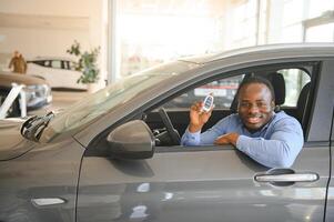 heiter schwarz Mann Sitzung im Luxus Automobil, Prüfung Antrieb, Transport foto