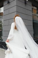 Rückseite Sicht. ein schön jung Frau im ein Weiß Hochzeit kleiden foto