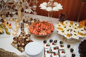 verschiedene Dessert mit frisch Obst auf Buffet Linie, süss. foto